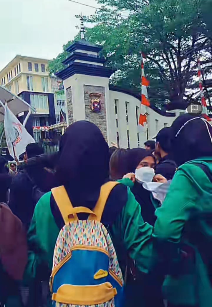 Mahasiswa dan Ojol Geruduk Mapolda Sumbar, Tuntut Keadilan Kematian Affan Kurniawan
