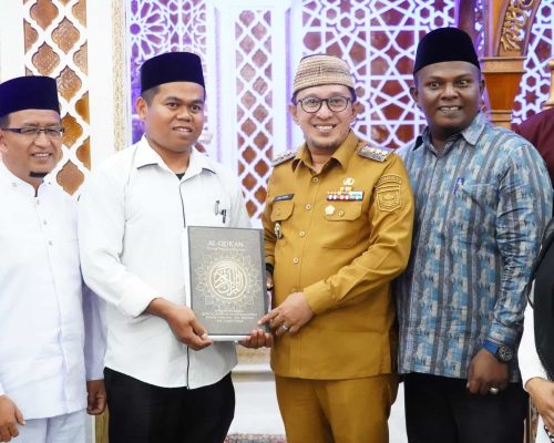 Mushaf Alquran Tulisan Tangan Meriahkan HUT RI ke-80 di Nagari Bungo Tanjung Tanah Datar