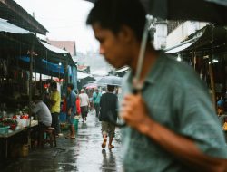 Padang Diterpa Hujan Tanpa Henti Kisah-Kisah di Balik Payung yang Menari