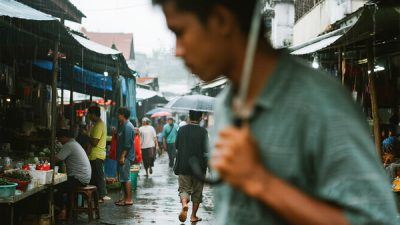 Padang Diterpa Hujan Tanpa Henti Kisah-Kisah di Balik Payung yang Menari