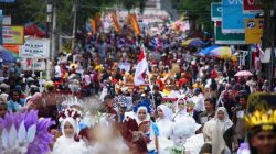 Pawai Alegoris Tanah Datar Meriah, Ribuan Warga Saksikan Pelepasan oleh Bupati Eka Putra