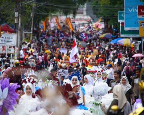 Pawai Alegoris Tanah Datar Meriah, Ribuan Warga Saksikan Pelepasan oleh Bupati Eka Putra