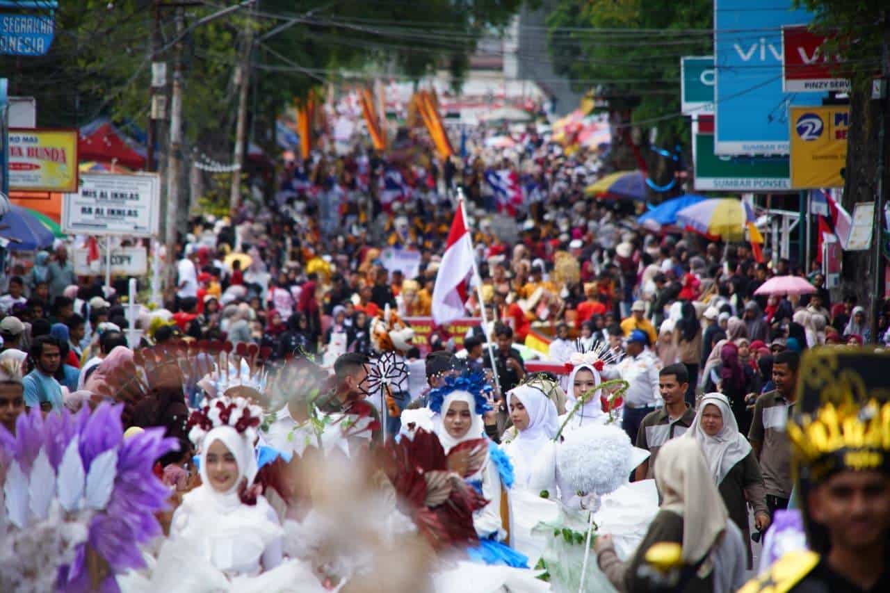Pawai Alegoris Tanah Datar Meriah, Ribuan Warga Saksikan Pelepasan oleh Bupati Eka Putra