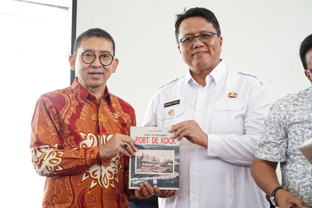 Peluncuran Buku Kartu Pos Fort De Kock oleh Fadli Zon, Sebuah Warisan Budaya yang Berharga