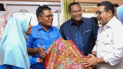Peningkatan UMKM Lokal Pariaman Menteri Teuku Riefky Harsya Kagum dengan Sulaman DW