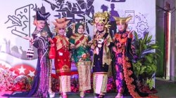 Pesona Budaya Minang: Lomba Kostum Adat Pukau Festival Serambi Merah Putih di Padang Panjang