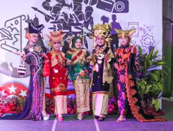 Pesona Budaya Minang: Lomba Kostum Adat Pukau Festival Serambi Merah Putih di Padang Panjang