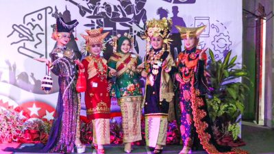 Pesona Budaya Minang: Lomba Kostum Adat Pukau Festival Serambi Merah Putih di Padang Panjang