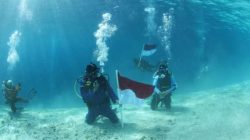 Polda Sulsel Kibarkan Bendera Merah Putih di Bawah Laut Pulau Kodingareng Keke