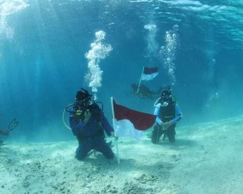video : Polda Sulsel Kibarkan Bendera Merah Putih di Bawah Laut Pulau Kodingareng Keke