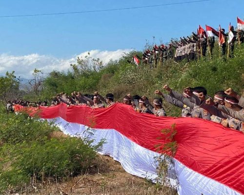 Polres Bima dan Brimob Kibarkan Bendera Merah Putih Raksasa di Puncak Dorobelo, Rayakan HUT RI ke-80 dengan Semangat Perjuangan