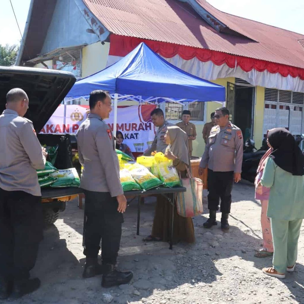 Polres Pasaman Barat Salurkan 31 Ton Beras Murah, Warga Nagari Aua Kuniang Antusias