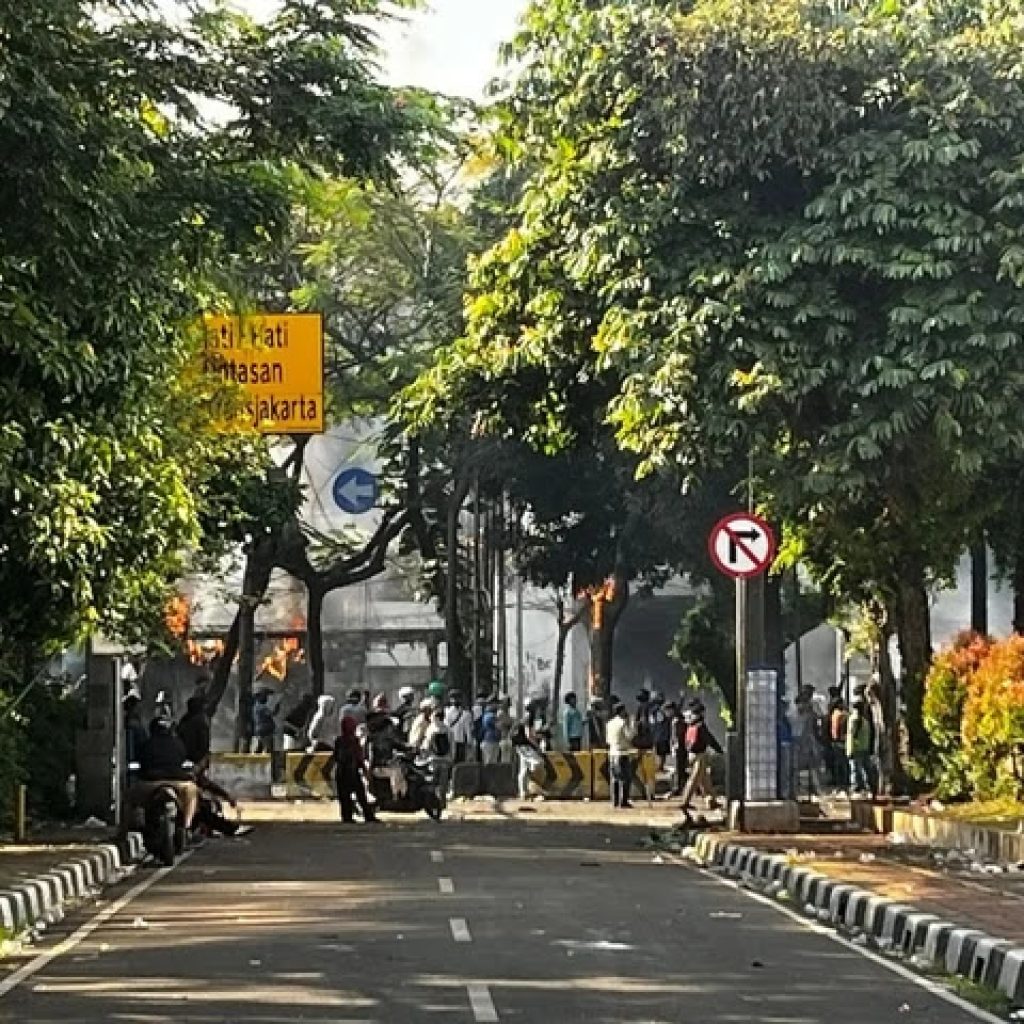 Protes Meluas di Depan Mako Brimob: Massa Tuntut Penyelidikan Transparan atas Kematian Pengemudi Ojek Online