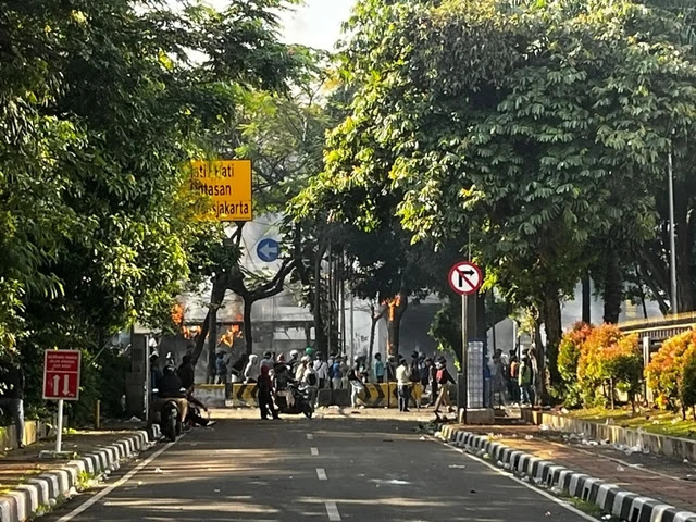 Protes Meluas di Depan Mako Brimob Massa Tuntut Penyelidikan Transparan atas Kematian Pengemudi Ojek Online