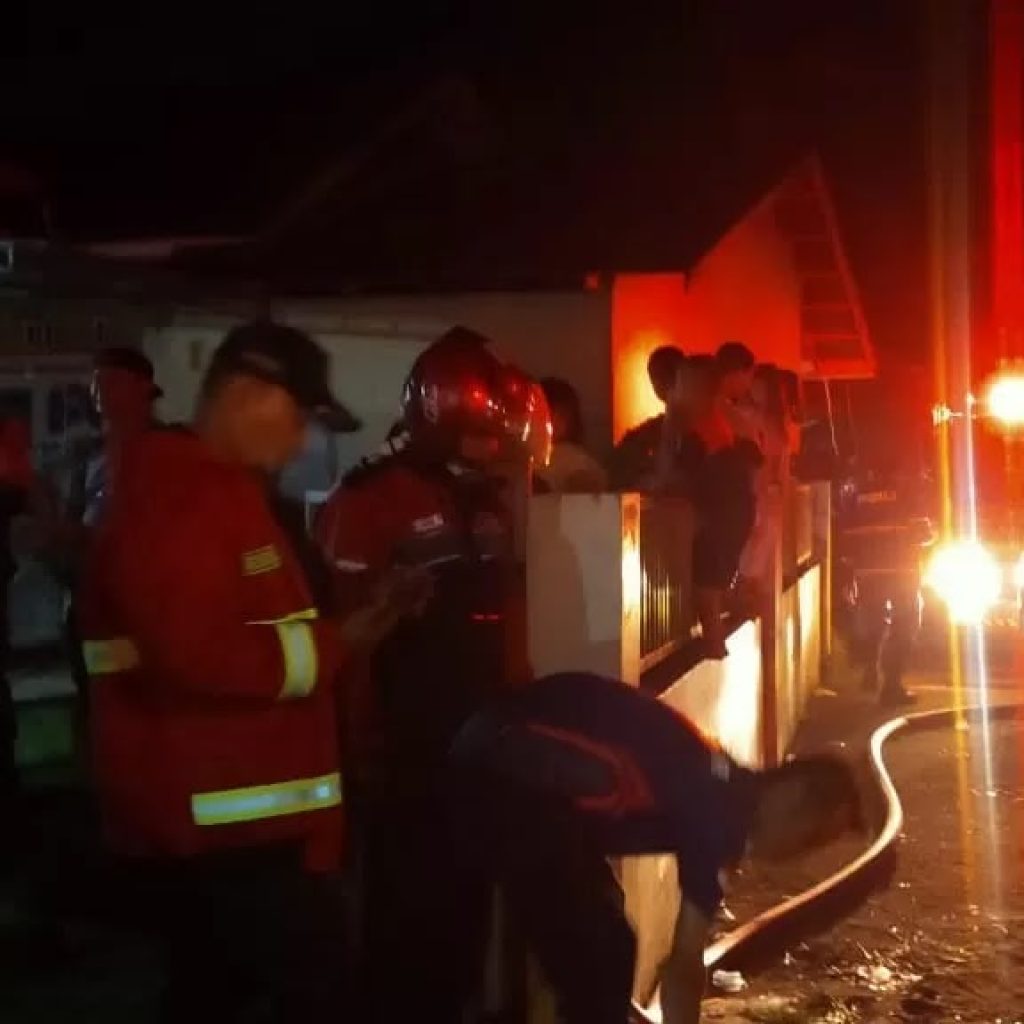 Respons Cepat Damkar Padang, Kebakaran Rumah PNS di Bungus Berhasil Dipadamkan dalam 35 Menit