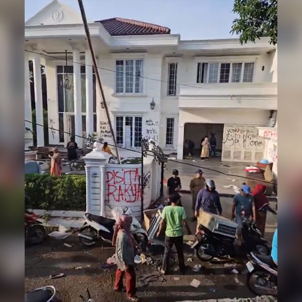 Rumah Anggota DPR Uya Kuya Digeruduk Massa, Pagar Dirusak dan Situasi Sempat Tak Terkendali