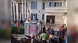 Rumah Anggota DPR Uya Kuya Digeruduk Massa, Pagar Dirusak dan Situasi Sempat Tak Terkendali