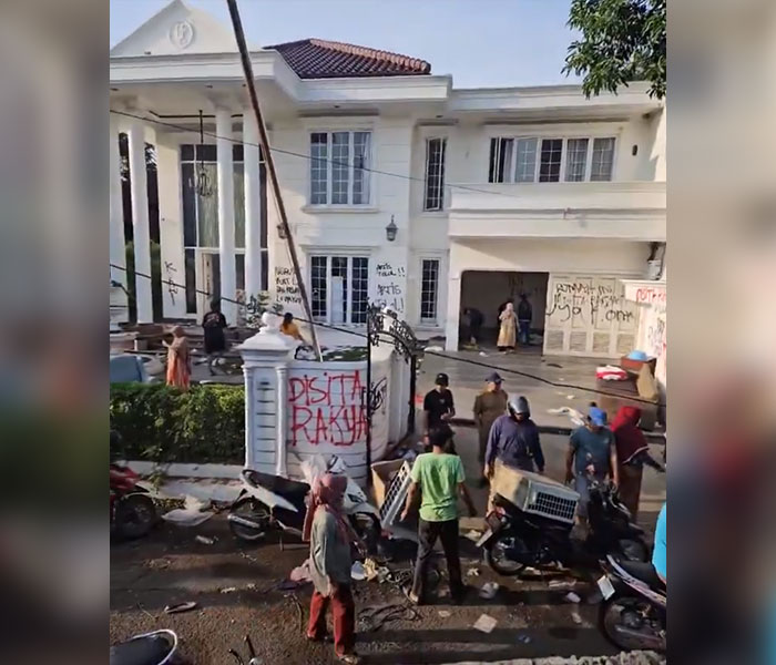 Rumah Anggota DPR Uya Kuya Digeruduk Massa, Pagar Dirusak dan Situasi Sempat Tak Terkendali