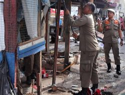 Satpol PP Padang Bongkar Bangunan Liar di Jalan Cendrawasih, Pemilik Sudah Diingatkan