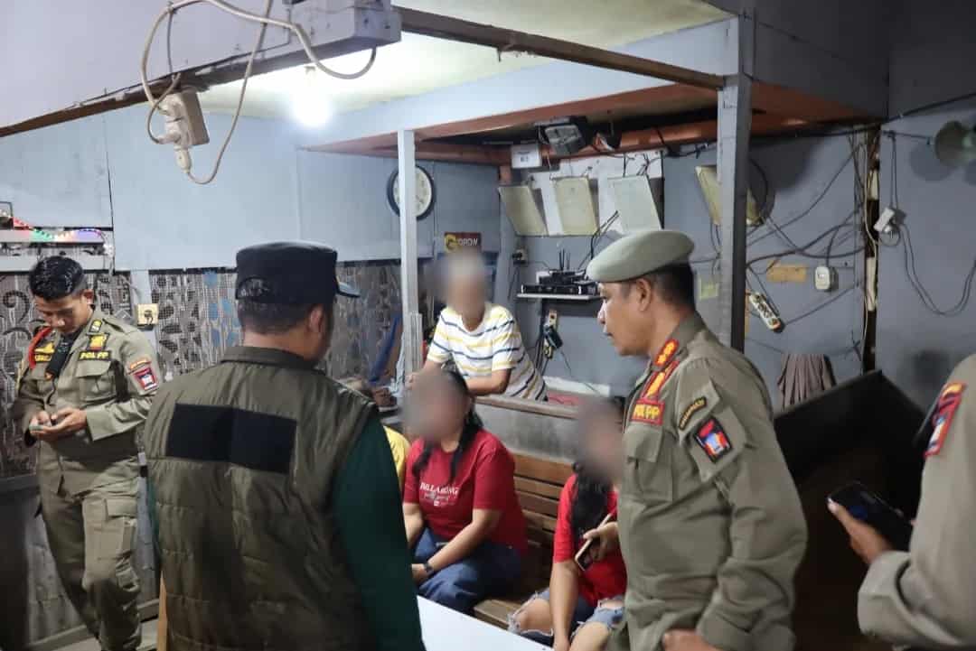 Satpol PP Padang Tertibkan Dua Kafe Tak Berizin di Lubuk Kilangan dan Kuranji