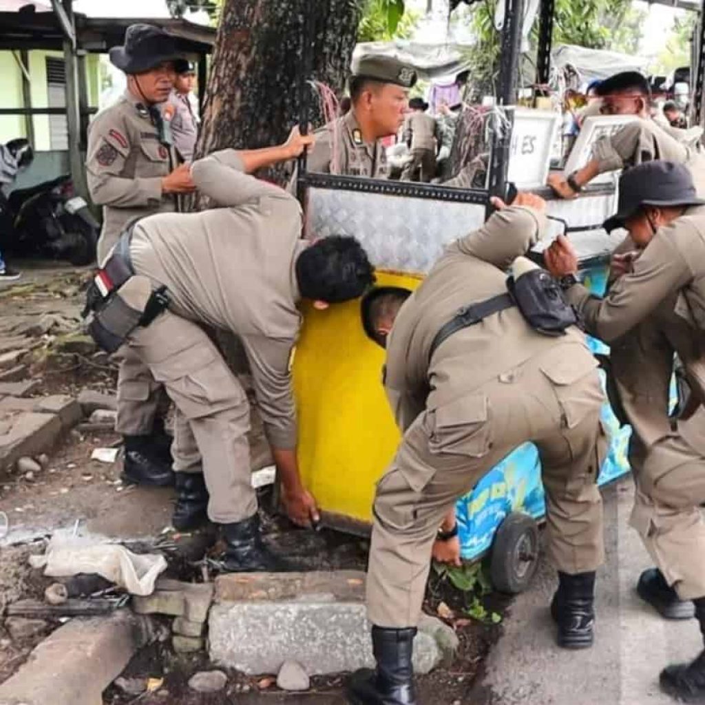 Satpol PP Padang Tertibkan Pedagang di Jalan Air Tawar Barat dan Jhoni Anwar