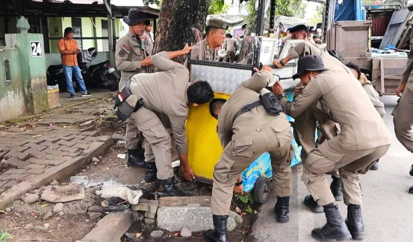 Satpol PP Padang Tertibkan Pedagang di Jalan Air Tawar Barat dan Jhoni Anwar