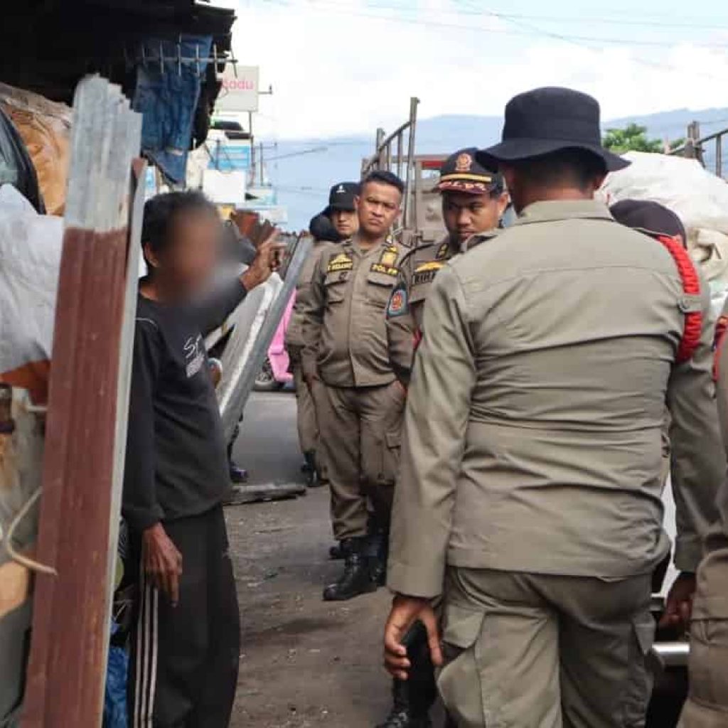 Satpol PP Padang Tertibkan Usaha Rongsokan di Trotoar Jalan Kampung Kalawi