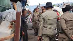Satpol PP Padang Tertibkan Usaha Rongsokan di Trotoar Jalan Kampung Kalawi