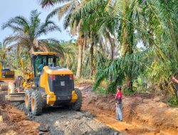 TMMD Kodim 0310 SSD Percepat Penimbunan Jalan Kebun di Sungai Kambut