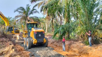 TMMD Kodim 0310 SSD Percepat Penimbunan Jalan Kebun di Sungai Kambut