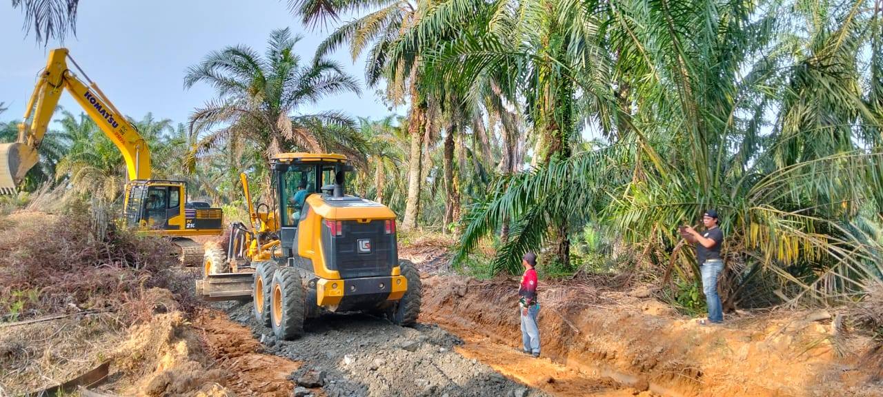 TMMD Kodim 0310 SSD Percepat Penimbunan Jalan Kebun di Sungai Kambut