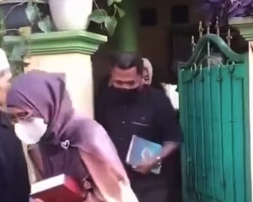 Umi Cinta Klarifikasi Isu ‘Masuk Surga Bayar Rp1 Juta’, Bersumpah di Atas Al-Quran