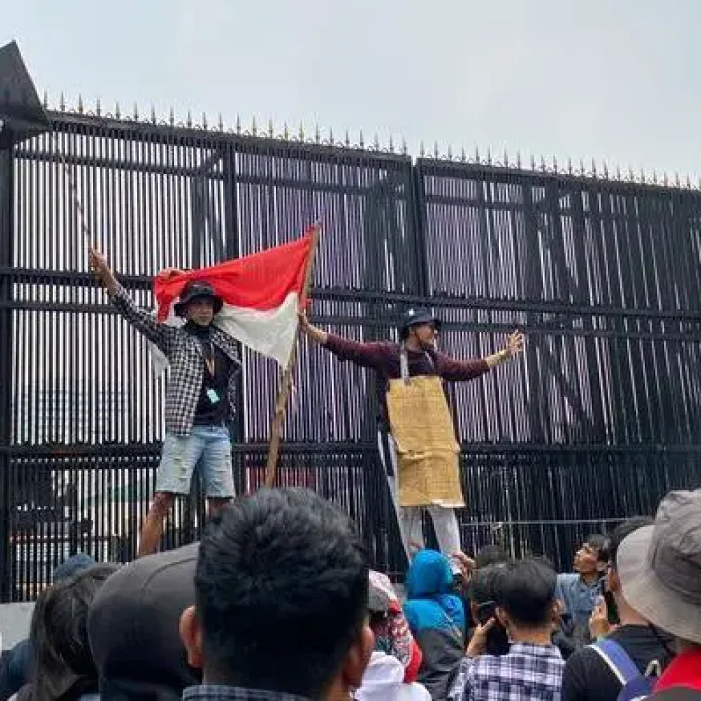 Aksi Demonstrasi 25 Agustus di Depan Gedung DPR Berakhir Ricuh