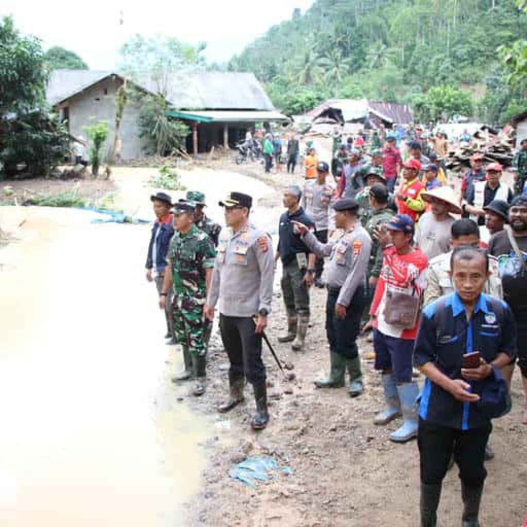Bantuan Cepat Polres Lampung Barat Wujud Nyata Polri di Tengah Bencana Banjir Suoh