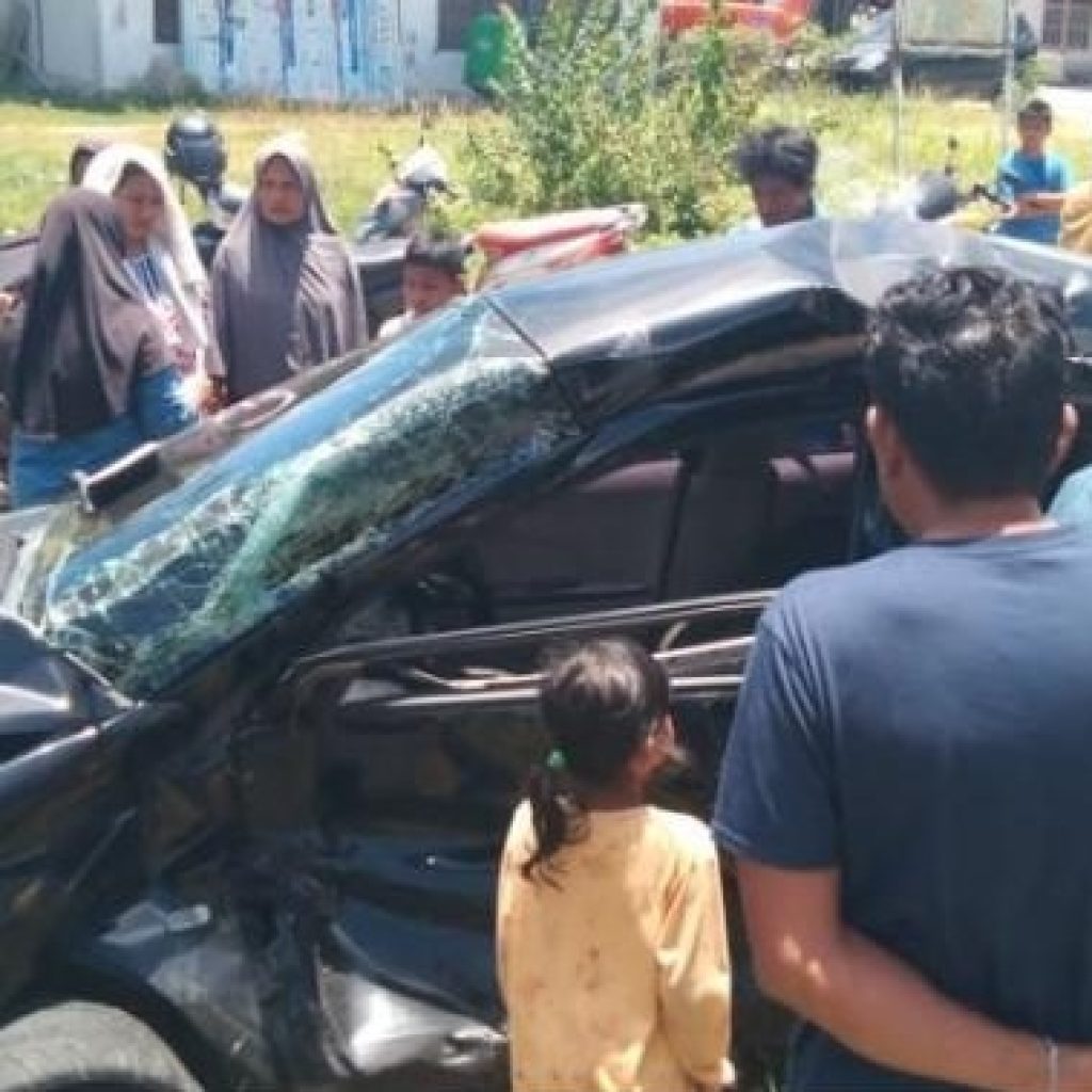 Brio Tertabrak Kereta Api di Pariaman, Satu Keluarga Alami Luka Serius