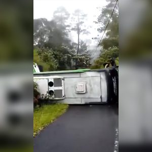 Bus Pariwisata Terguling di Puncak Lawang Agam, Seluruh Penumpang Selamat