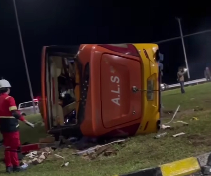 Bus Rombongan Atlet Karate Sumut Terbalik di Tol Sicincin, Dua Orang Meninggal Dunia