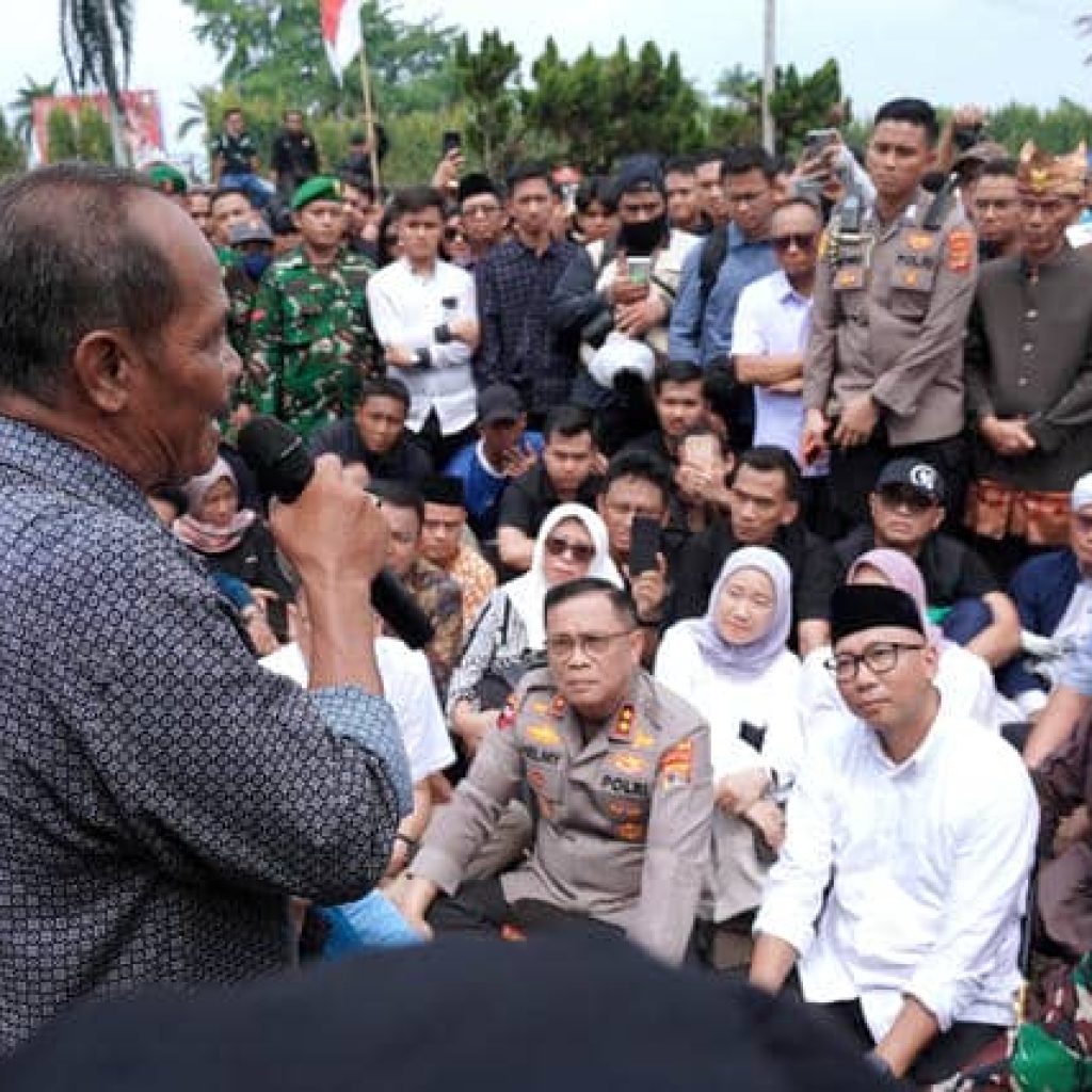 Duduk Lesehan, Gubernur, Pangdam, dan Kapolda Lampung Hadapi Ribuan Massa Aksi