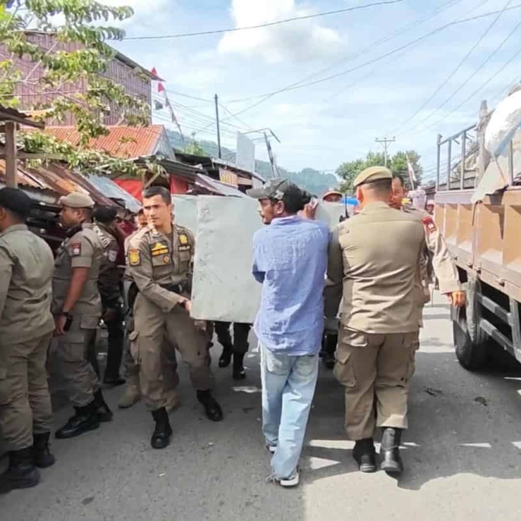 Heboh! Penertiban Bangunan Liar di Pasar Parak Laweh Padang Bikin Jalan Kembali Lancar