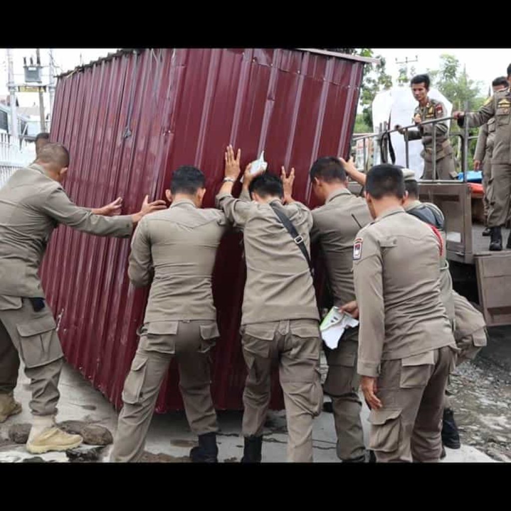 Satpol PP Padang Amankan Barang Dagangan di Jalan Juanda dan Makam Pahlawan