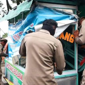 Satpol PP Padang Tertibkan PKL di Pasar Bandar Buat Demi Kelancaran Lalu Lintas