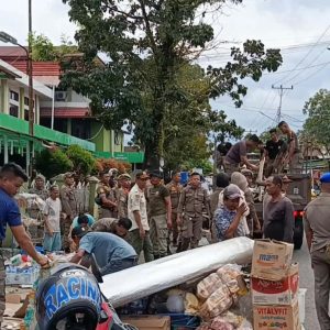 Bongkar Paksa Lapak Liar di Trotoar dan Drainase, Satpol PP Padang Amankan Barang Bukti
