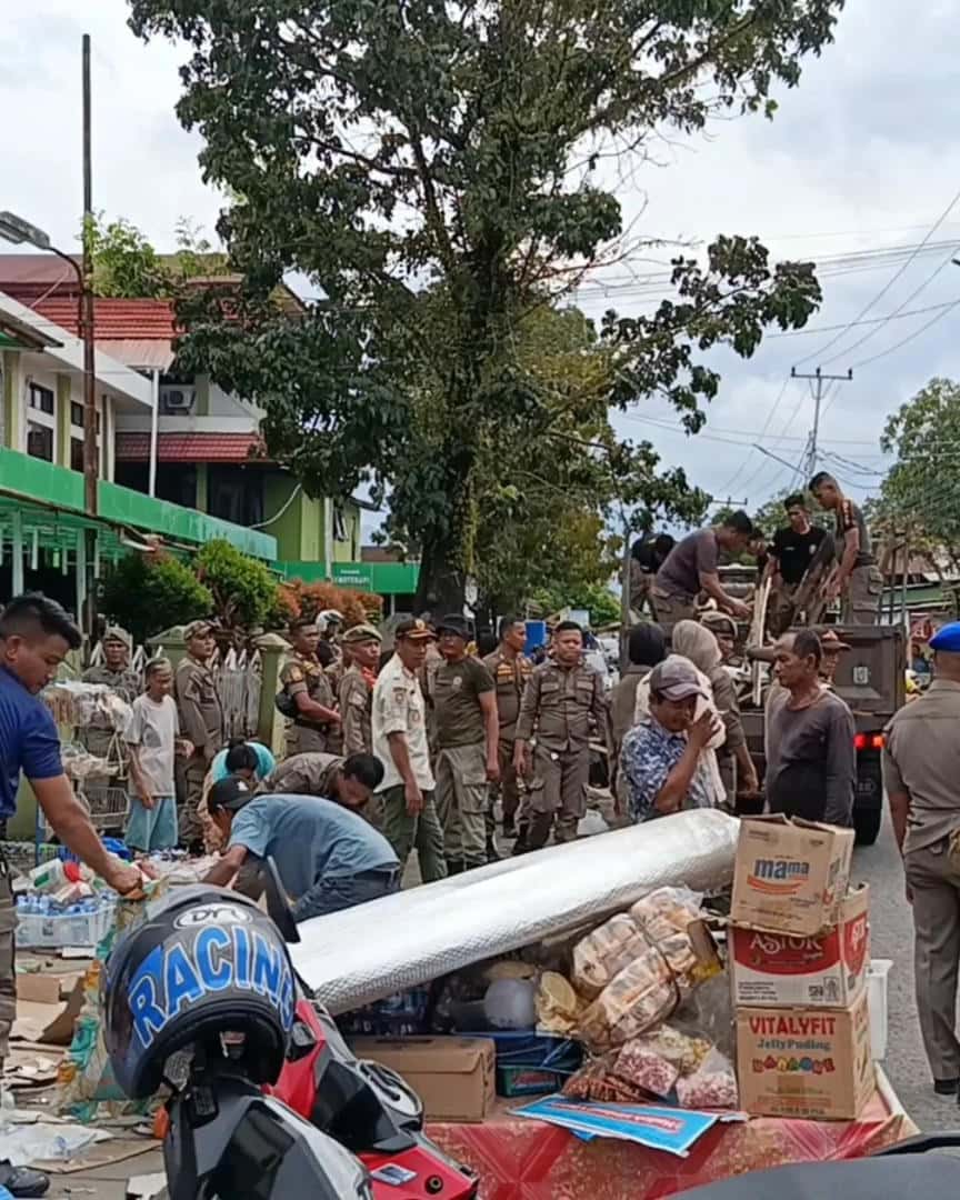 Bongkar Paksa Lapak Liar di Trotoar dan Drainase, Satpol PP Padang Amankan Barang Bukti