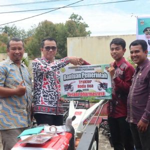 Dharmasraya Genjot Pertanian! 10 Traktor Roda Dua Diserahkan Langsung Kepada Kelompok Tani Aktif