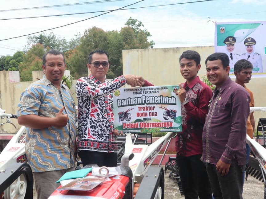 Dharmasraya Genjot Pertanian! 10 Traktor Roda Dua Diserahkan Langsung Kepada Kelompok Tani Aktif
