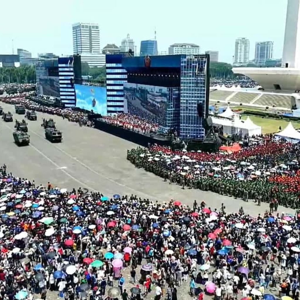 Monas ‘Lumpuh’ Digeruduk Ribuan Warga Saksikan Puncak HUT ke-80 TNI: Dari Desakan Paspampres Hingga Kendaraan Umum Bertarif Rp80