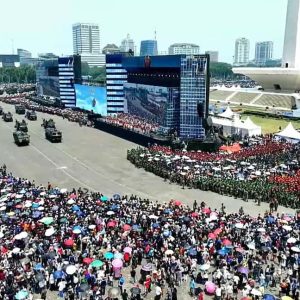 Monas ‘Lumpuh’ Digeruduk Ribuan Warga Saksikan Puncak HUT ke-80 TNI: Dari Desakan Paspampres Hingga Kendaraan Umum Bertarif Rp80