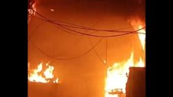 Kebakaran Dahsyat Landa Pasar Raya Padang, Kerugian Miliaran Rupiah Ancam Pemilik Toko Sepatu dan Sandal!