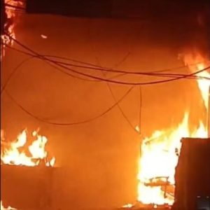 Kebakaran Dahsyat Landa Pasar Raya Padang, Kerugian Miliaran Rupiah Ancam Pemilik Toko Sepatu dan Sandal!