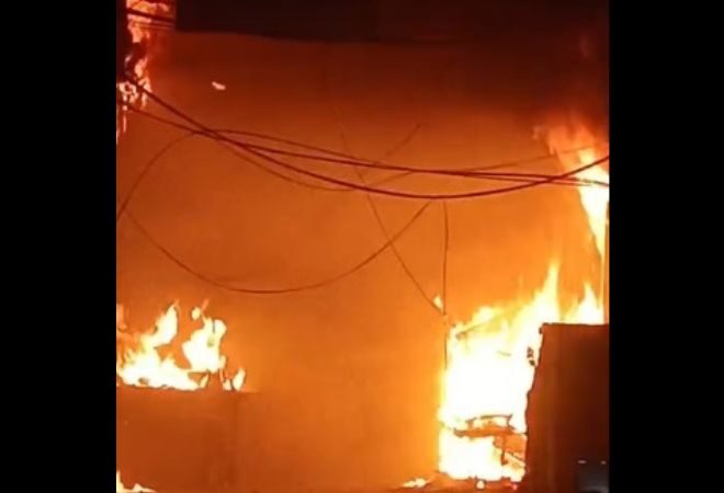 Kebakaran Dahsyat Landa Pasar Raya Padang, Kerugian Miliaran Rupiah Ancam Pemilik Toko Sepatu dan Sandal!